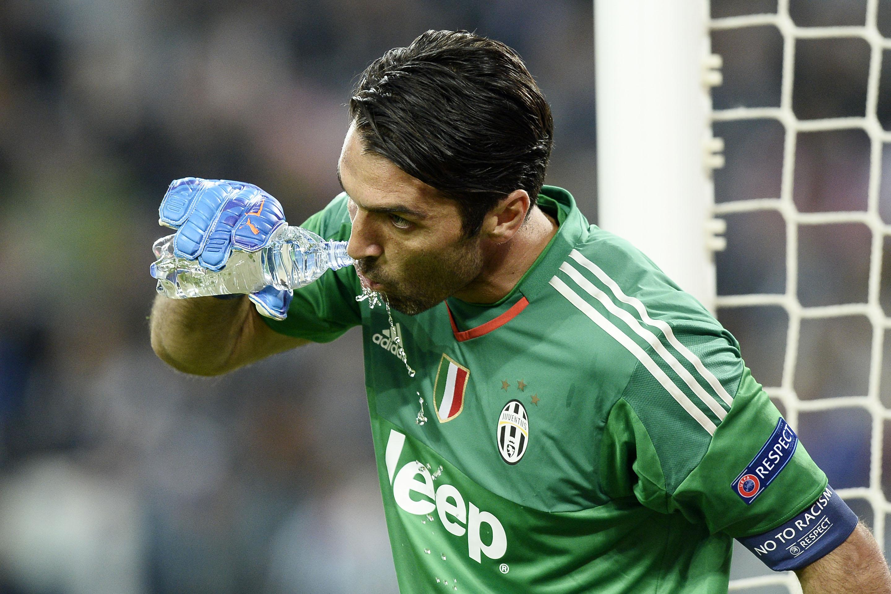 buffon beve juventus champions league settembre 2015 ifa