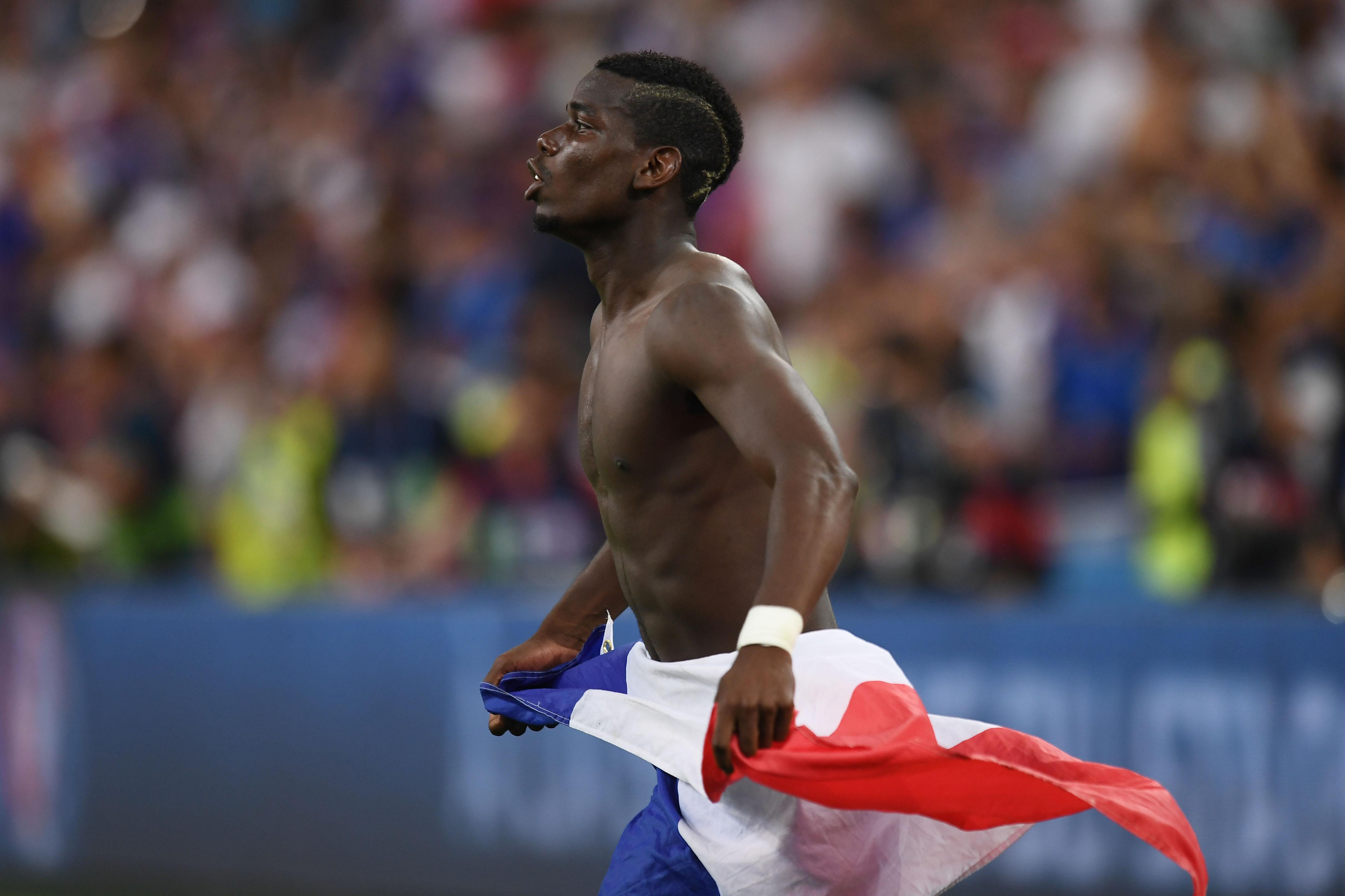 pogba esulta bandiera francia europei luglio 2016 ifa