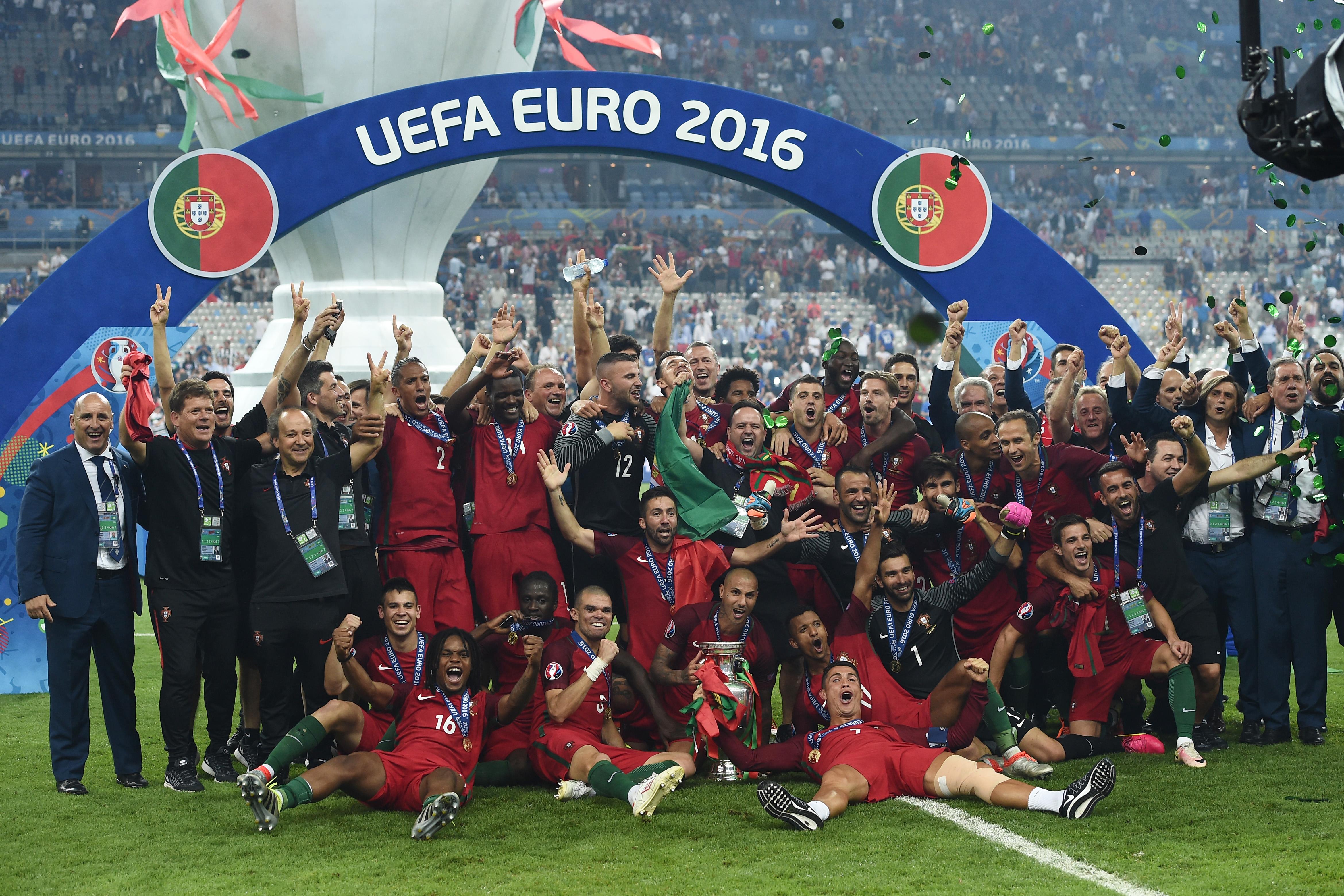 portogallo premiazione bis finale europei luglio 2016 ifa