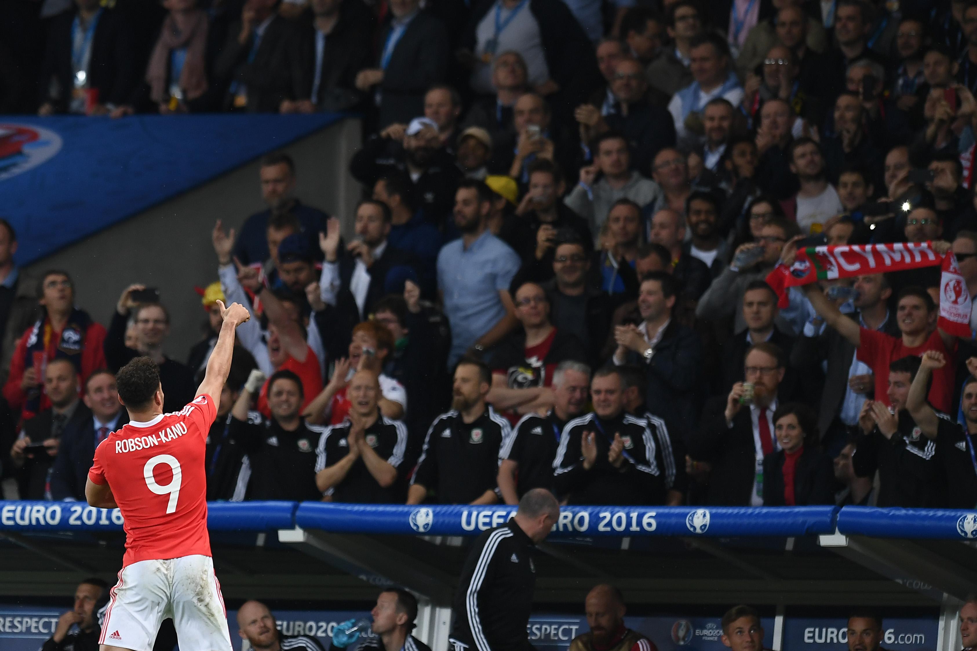 robson kanu esulta bis galles europei luglio 2016 ifa