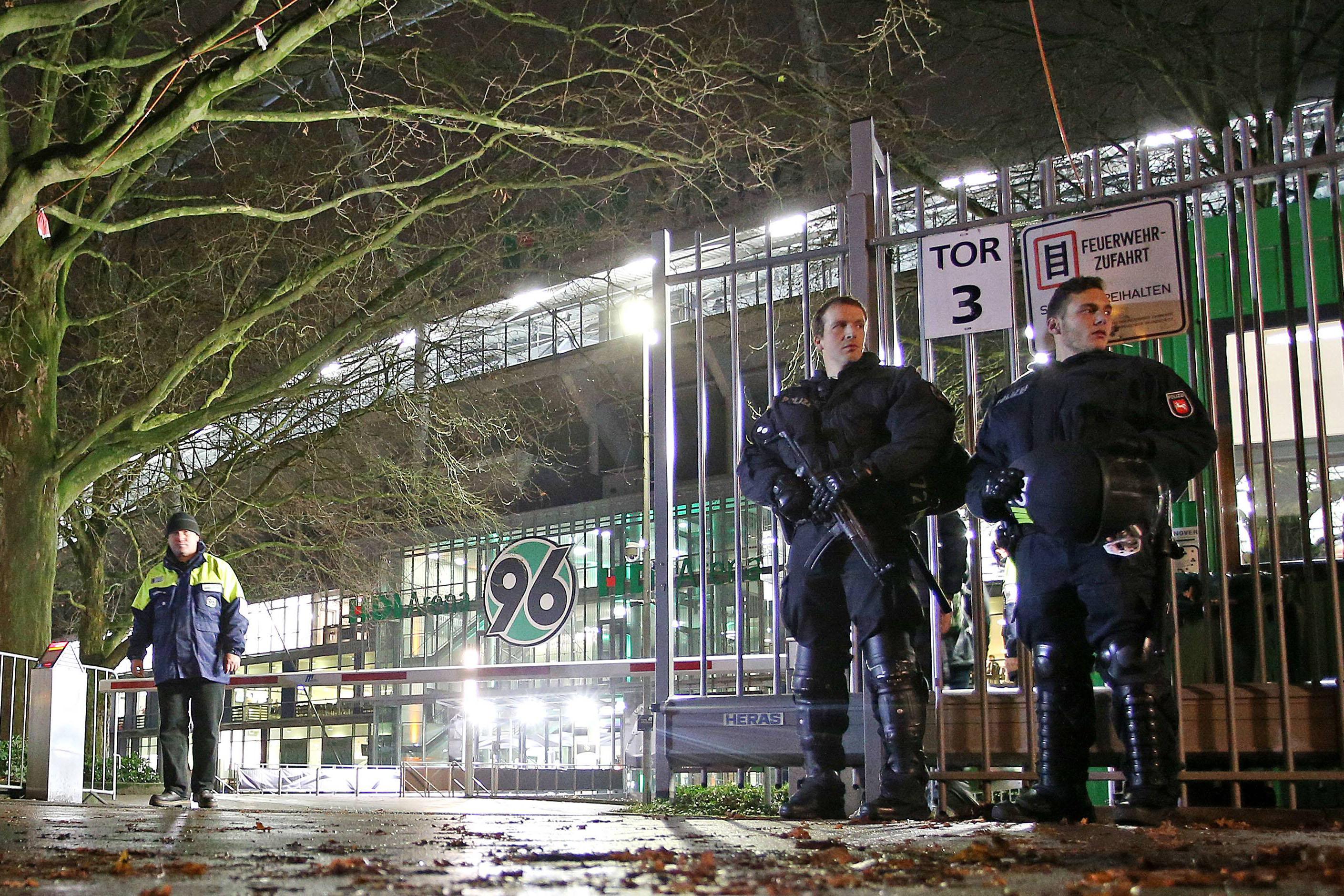 polizia stadio hannover bis terrorismo novembre 2015 ifa