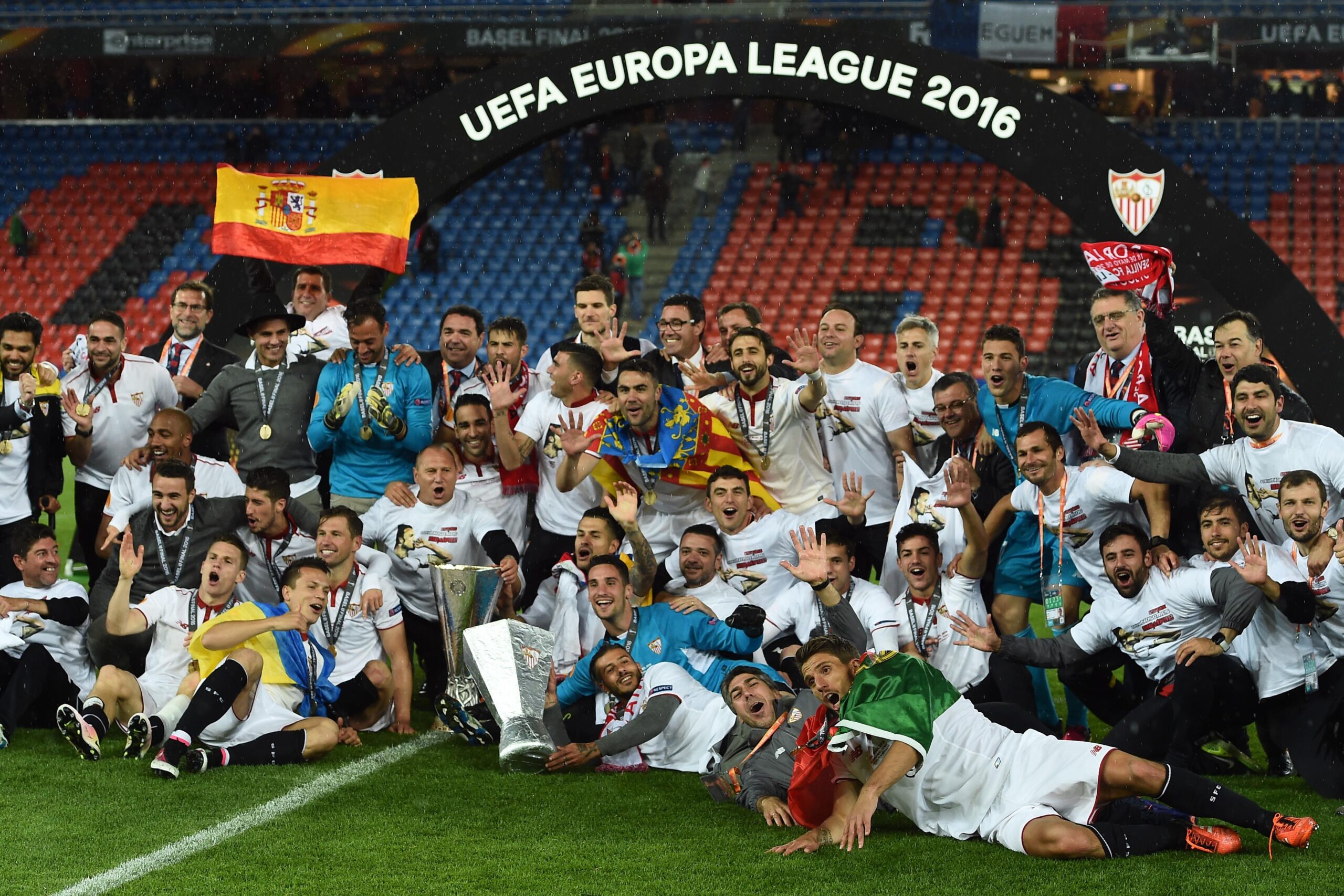 siviglia premiazione bis finale europa league maggio 2016 ifa scaled