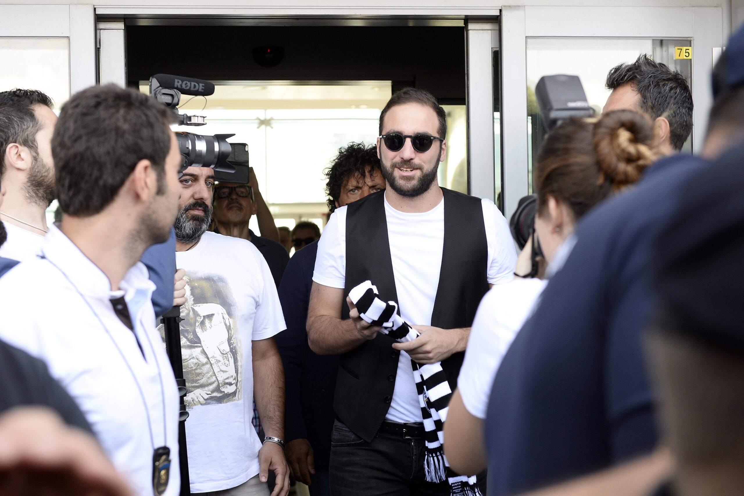 higuain juventus arrivo presentazione luglio 2016 ifa scaled