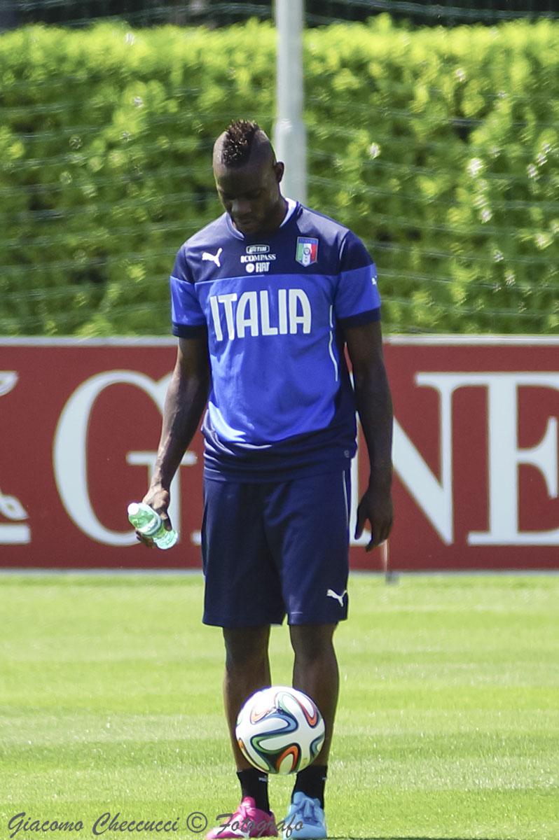 balotelli mario palleggio allenamento italia maggio 2014