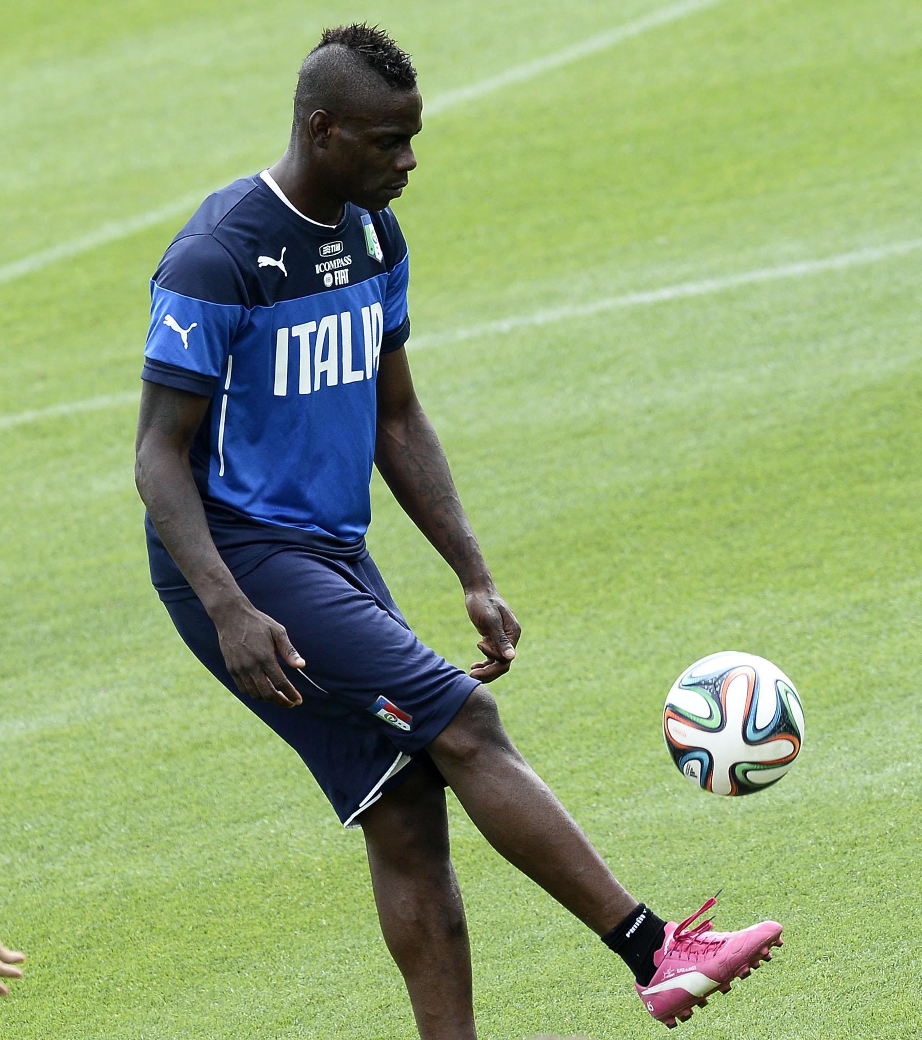 balotelli palleggia allenamento italia giugno 2014 ifa