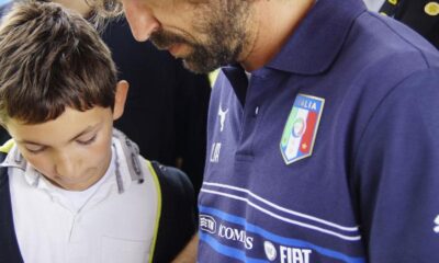 pirlo andrea autografo tifosi italia maggio 2014 jpg