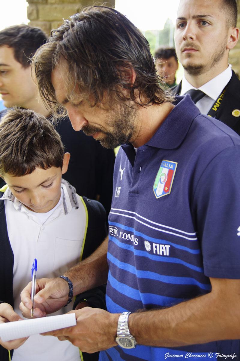 pirlo andrea autografo tifosi italia maggio 2014 jpg