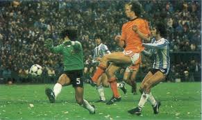 rensenbrink tira e colpisce il palo al 90