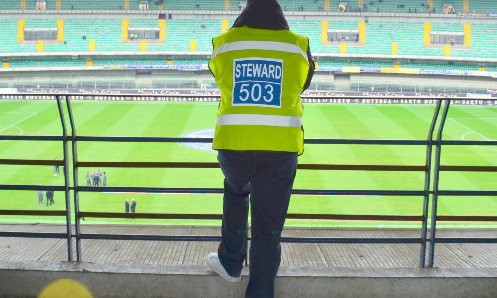 Southampton Portsmouth, storia incredibile dall’Inghilterra! Travestiti da stewards per entrare al derby: 3 anni di daspo ai tifosi