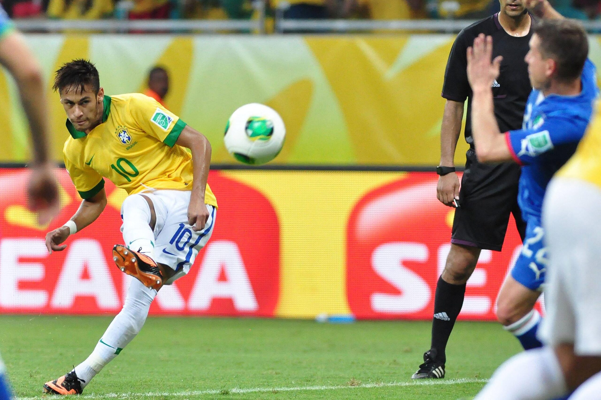 neymar brasile conf cup 2013 punizione vs italia ifa scaled