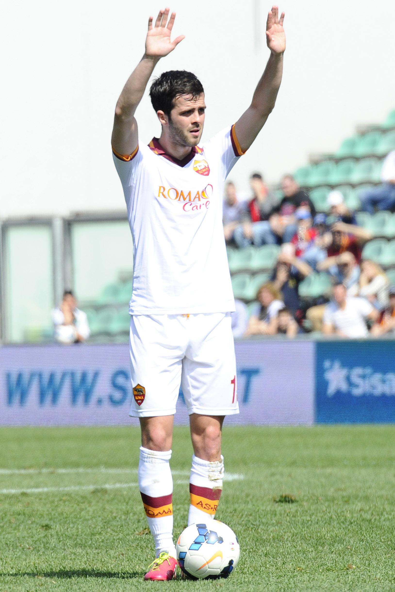 pjanic esulta roma away marzo 2014 ifa